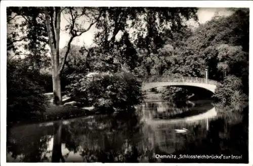 Ak Chemnitz in Sachsen, Schlossteichbrücke zur Insel