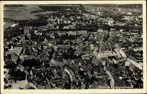 Ak Güstrow in Mecklenburg, Gesamtansicht, Fliegeraufnahme