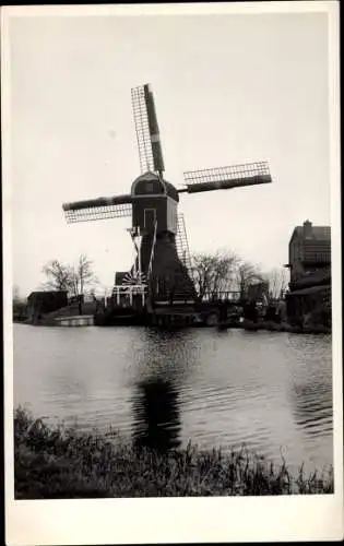 Foto Ak Landschaft mit Windmühle an einem Fluss