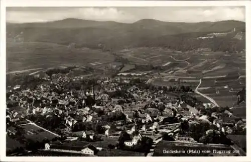 Ak Deidesheim Pfalz, Gesamtansicht der Stadt, Fliegeraufnahme