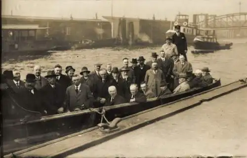 Foto Ak Hamburg, Männer im Boot, Gruppenbild, Dampfer, Hafen