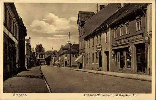 Ak Gransee in der Mark, Friedrich Wilhelm Straße mit Ruppiner Tor, Buchhandlung Adolf Hagn