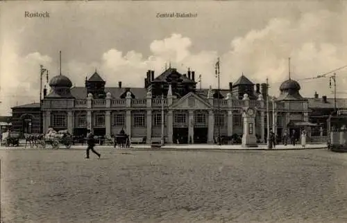 Ak Hansestadt Rostock, Zentralbahnhof von der Straße gesehen