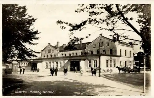 Ak Güstrow in Mecklenburg, Bahnhof, Straßenseite