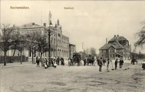 Ak Aschersleben im Salzlandkreis, Bahnhof, Straßenfeger