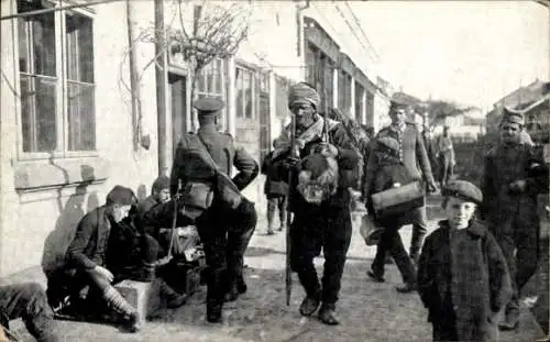 Ak Völkergemisch in einer mazedonischen Stadt, deutsches und bulgarisches Militär, Serben, Türken