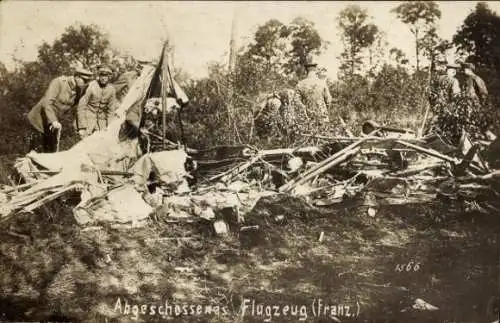 Foto Ak Abgeschossenes französisches Flugzeug, Deutsche Soldaten, I. WK