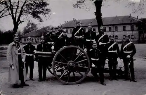 Foto Ak Deutsche Soldaten in Uniformen, Geschütz, Kaiserzeit