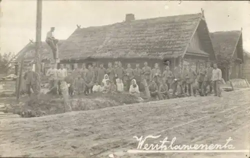 Foto Ak Deutsche Soldaten in Uniformen, I. WK., Wohnhaus, Wentslawenenta?