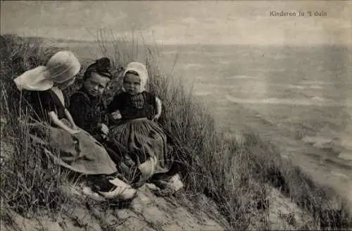 Ak Zeeland, Dünen, Drei Kinder in Volkstracht