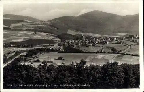 Ak Winterberg im Hochsauerlandkreis, Blick vom Astenberg auf Hotel Waldhaus und Ort mit Umgebung