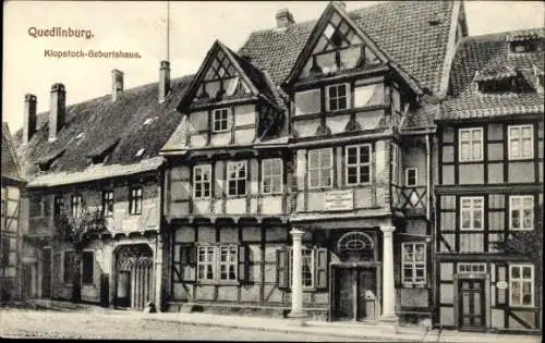 Ak Quedlinburg im Harz, Blick auf das Klopstock Geburtshaus, Frontansicht, Fachwerkhäuser