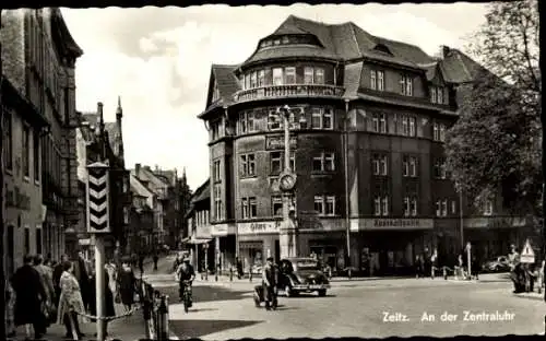 Ak Zeitz in Sachsen Anhalt, An der Zentraluhr, Straßenpartie