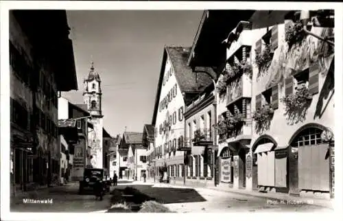 Ak Mittenwald in Oberbayern, Straßenpartie mit Kirche