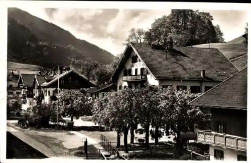 Ak Kochel am See Oberbayern, Gasthof zur Post, Schmied v. Kocheldenkmal