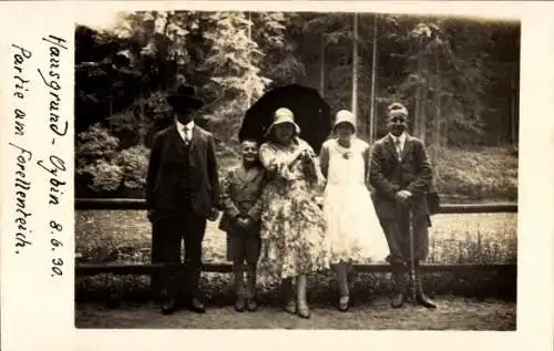 Foto Ak Oybin in der Oberlausitz, Hausgrund, Forellenteich, Gruppenbild, 1930