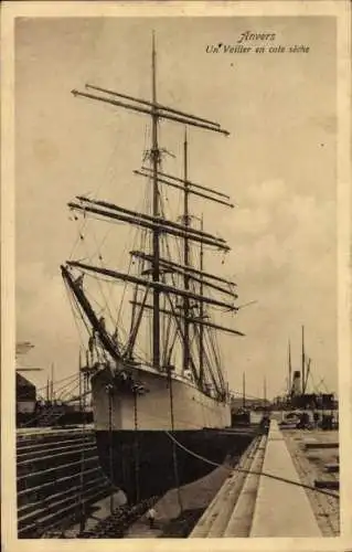 Ak Anvers, Un Voilier en cale sèche, Segelschiff im Hafen