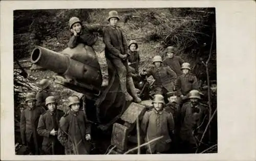 Foto Ak Deutsche Soldaten in Uniformen mit Geschütz, I WK