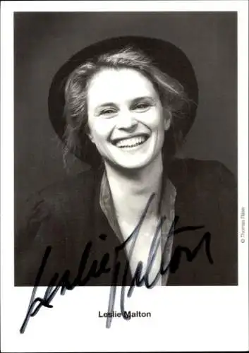 Ak Schauspielerin Leslie Malton, Portrait, Autogramm, Hut