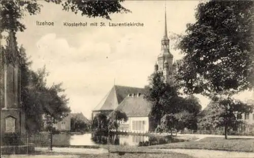 Ak Itzehoe in Holstein, Klosterhof mit St. Laurentiekirche