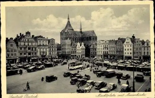 Ak Rostock in Mecklenburg, Marktplatz mit Marienkirche, Straßenbahn