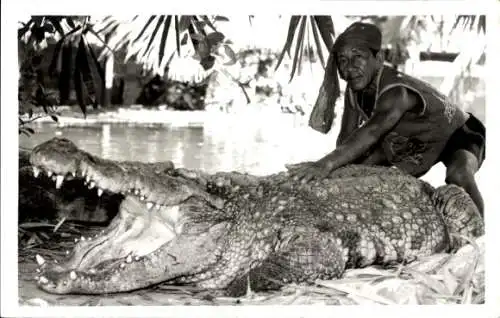 Foto Ak Thailand, Mann mit einem Krokodil