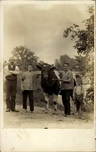 Foto Ak Männer und Junge mit Rind