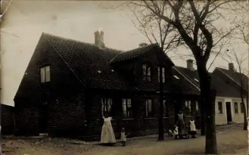 Foto Ak Grenaa Dänemark, Wohnhaus, Frauen, Kinder