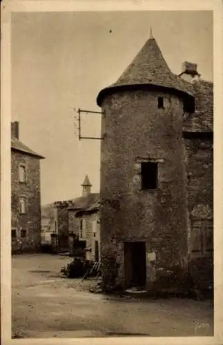 Ak Uzerche Corrèze, Tour du Prince noir, La Chapelle et place Notre-Dame