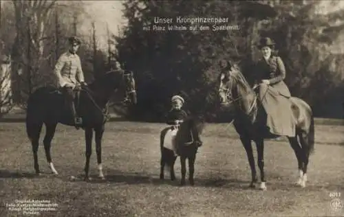 Ak Kronprinz Wilhelm von Preußen, Kronprinzessin Cecilie, Prinz Wilhelm, Spazierritt, Pferde, Pony