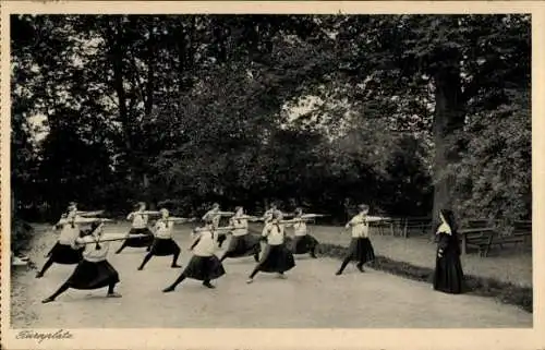 Ak Neuhaus am Inn Niederbayern, Institut der Englischen Fräulein, Mädchenschule, Turnplatz