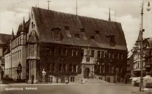 Ak Quedlinburg Harz, Rathaus aus Straßensicht, Eingangstor