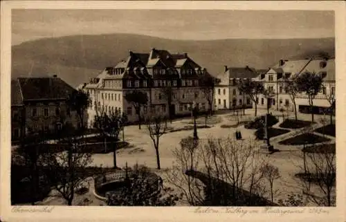 Ak Oberwiesenthal im Erzgebirge Sachsen, Markt mit Keilberg im Hintergrund