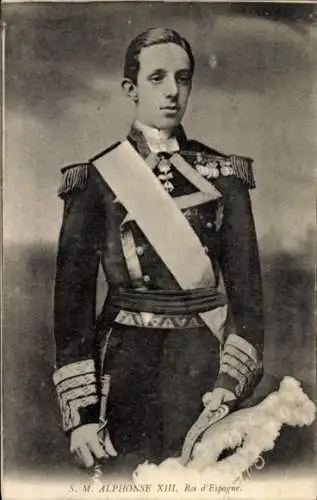 Ak König Alfonso XIII. von Spanien, Standportrait, Uniform