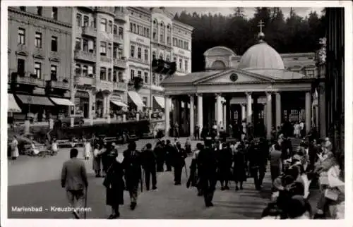 Ak Mariánské Lázně Marienbad Reg. Karlsbad, Partie am Kreuzbrunnen, Passanten