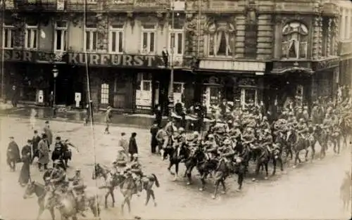 Foto Ak Köln am Rhein, Britische Truppen beim Einmarsch in die Stadt, Kavallerie, Hotel Kurfürst