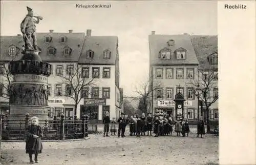 Ak Rochlitz an der Mulde Sachsen, Kriegerdenkmal, Platz, Kindergruppe, Geschäfte