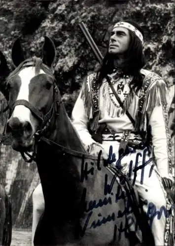 Ak Schauspieler Heinz Ingo Hilgers, Rolle Winnetou, Pferd, Autogramm