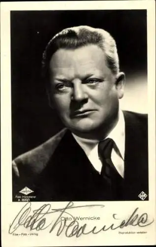 Ak Schauspieler Otto Wernicke, Portrait im Anzug, Ufa Film, Autogramm