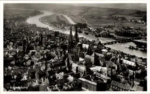 Ak Regensburg an der Donau Oberpfalz, Panorama, Fliegeraufnahme