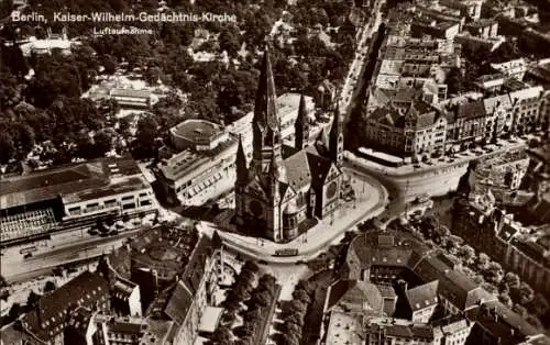 Ak Berlin Charlottenburg, Kaiser Wilhelm Gedächtnis Kirche, Häuser, Fliegeraufnahme