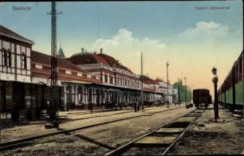 Ak Szolnok Ungarn, Bahnhof, Gleisansicht