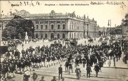 Ak Berlin Mitte, Zeughaus, Aufziehen der Schlosswache, Uniformen