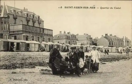 Ak Saint Aubin sur Mer Calvados, Quartier du Castel, Strand, Gruppenbild