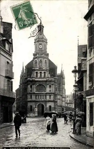 Ak Trouville Calvados, l'Église Notre Dame de Bon Secours, Straßenpartie