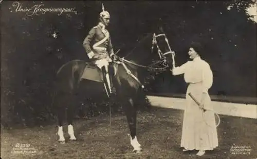 Ak Kronprinz Wilhelm von Preußen in Uniform auf einem Pferd, Kronprinzessin Cecilie, Tennisschläger