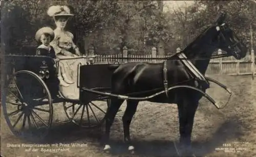 Ak Kronprinzessin Cecilie von Preußen mit Prinz Wilhelm auf der Spazierfahrt, Kutsche