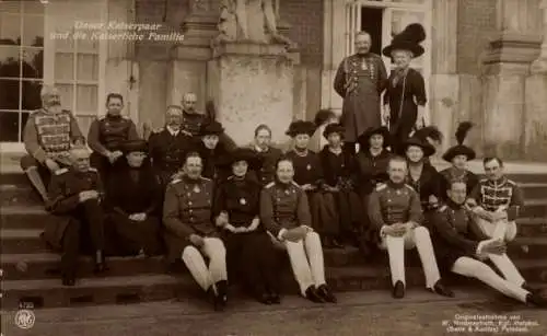 Ak Kaiserpaar mit der kaiserlichen Familie, Kaiser Wilhelm II, Kaiserin Auguste Viktoria, Prinzen