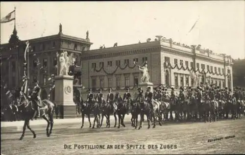 Ak Berlin Mitte, Die Postillione an der Spitze des Zuges, Unter den Linden