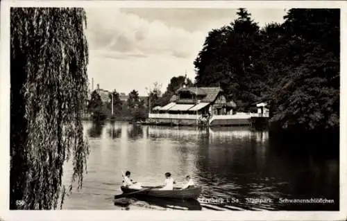 Ak Freiberg in Sachsen, Schwanenschlösschen im Stadtpark, Ruderboot